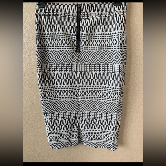 Mimi Chica White&Black Pattern Pencil Skirt NWOT Size S - Picture 10 of 12